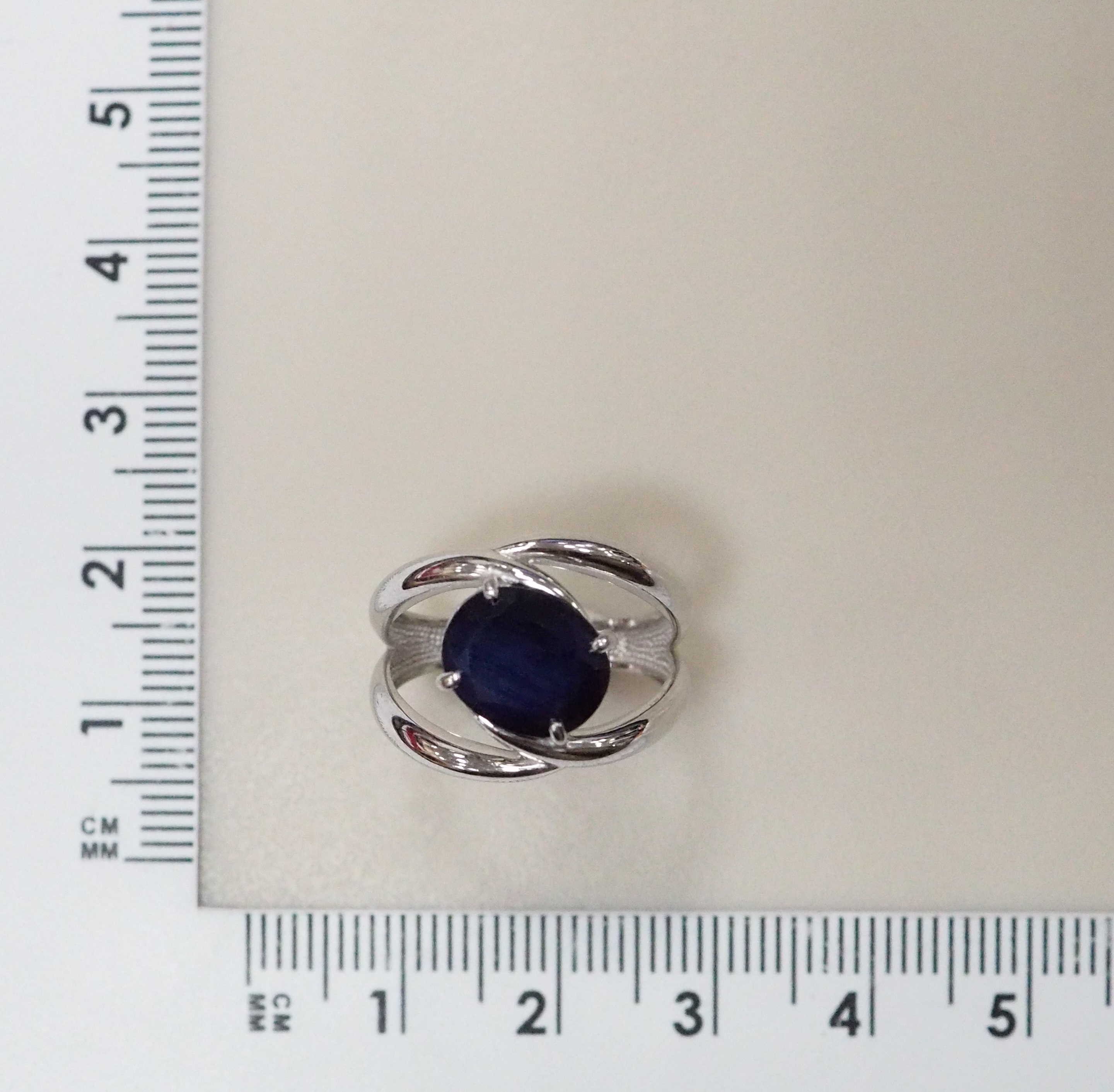 Серебряное кольцо с сапфиром